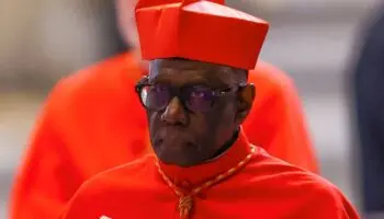 Quién es Robert Sarah, opositor de Francisco y aspirante a ser el primer papa negro