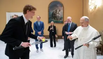 Recibe León XIV a Jannik Sinner en El Vaticano | Video
