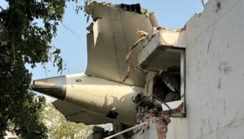 Avión de Air India se estrella contra residencia estudiantil; reportan múltiples fallecidos
