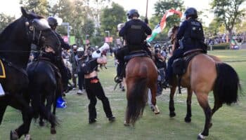 Con caballería y municiones no letales desintegran protestas en Los Ángeles; reportan detenciones