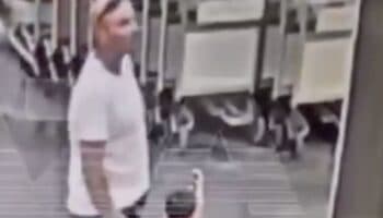 Hombre ataca a niño de 18 meses en aeropuerto ruso; lo deja en coma