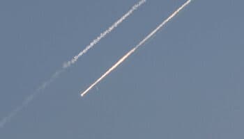 Irán dice que dejará de atacar si Israel lo hace; siguen los ataques con misiles