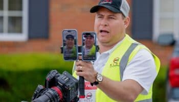 Entregan a ICE al periodista salvadoreño arrestado por cubrir protestas del 'No Kings'