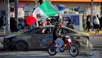 Embajador de EU en México señala que uso de banderas en protestas de migrantes daña relación bilateral