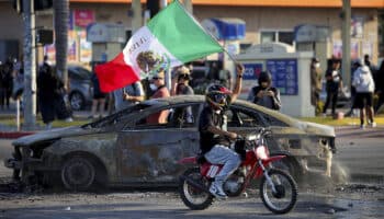 Embajador de EU en México señala que uso de banderas en protestas de migrantes daña relación bilateral