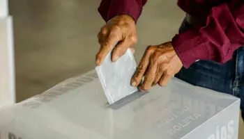 Lo Mejor de Aristegui en Vivo: 'Un país que olvida cómo perdió la libertad electoral, está condenado a perderla otra vez'; deben escuchar al INE (15/01/2026)