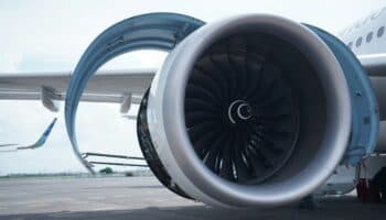 Muere hombre tras ser succionado por el motor de un avión en aeropuerto de Bérgamo