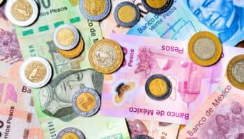 Bolsa retrocede desde máximo histórico, mientras el peso avanza a su mejor nivel en año y medio