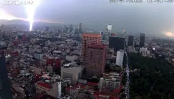 ¿Lo escuchaste? Captaron el momento exacto en el que cayó un rayo en la CDMX | Video