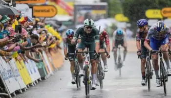 Tour de Francia 2025: Conquista Jonathan Milan la lluviosa y caótica Etapa 17 | Video