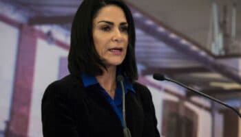 Lydia Cacho presenta libro y advierte: 'Necesitan que esté muerta'