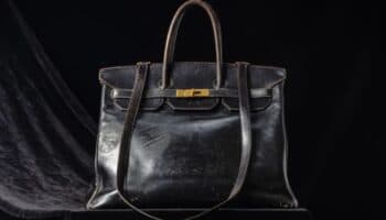 Subastan bolso original de Jane Birkin por un récord de 10 millones de dólares