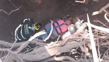 Mujer cae en 'socavón' formado en la Gustavo A. Madero