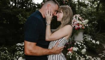 ¡Agotado! Vestido que usó Taylor Swift para anunciar su compromiso con Travis Kelce arrasa con las ventas