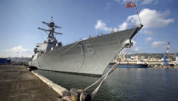 China asegura que 'expulsó' a un destructor de EU por ingresar en aguas disputadas