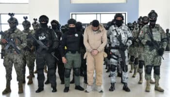 Aristegui en Vivo: México entrega a 26 capos a EU; impondrá arancel al calzado (13/08/2025)