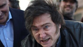 Video | Lanzan piedras a Javier Milei en medio de escándalo por corrupción