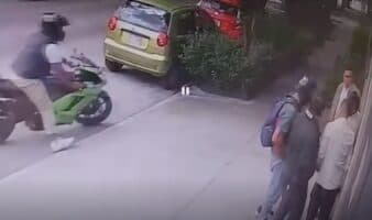 Motociclistas asaltan con pistola a plena luz del día en Colonia del Valle; cae presunto cómplice | Video