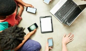 Estudios relacionan el uso de pantallas con problemas mentales y sociales