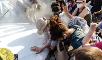 Rocían gas lacrimógeno y disparan balas de goma en protesta frente a instalaciones del ICE en Chicago | Fotos