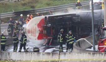 Pipa que explotó en Iztapalapa impactó dos veces con muros de contención