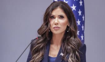 Kristi Noem participa en operativo migratorio; Trump busca deportar a un millón de personas: Esquivel