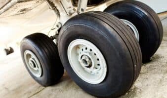 Niño de 13 años se oculta en el tren de aterrizaje y sobrevive a un vuelo de Kabul a Nueva Delhi