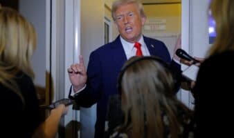 Trump reclama 230 millones de dólares al Departamento de Justicia