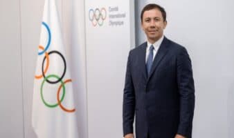 Gennadiy Golovkin levanta la mano para presidir World Boxing