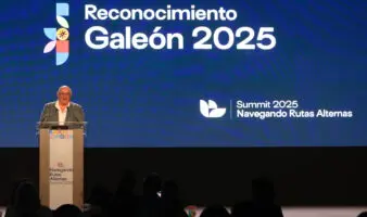 Alejandro Robles recibe el Galeón 2025 por su liderazgo en la conservación marina y el desarrollo comunitario sostenible