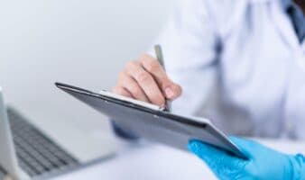 Ginecólogo neerlandés engendró 16 hijos con su propio semen en tratamientos de fertilidad