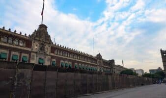 Sheinbaum defiende vallas en Palacio Nacional; es para prevenir violencia por protestas