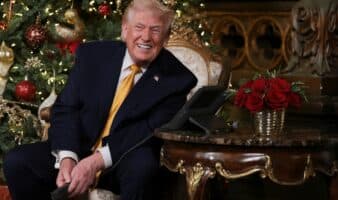 Trump le dice a un niño que no dejará que un Santa Claus 'malo' entre a EE.UU. | Video