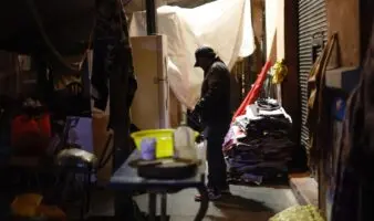 En días de fiesta, desalojados de la Ciudad de México duermen en la calle