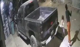 NL: Madre enfrenta proceso legal tras golpear a su hija hasta dejarla en el piso