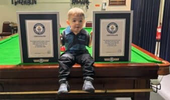 Niño de dos años logra dos récords Guinness en billar
