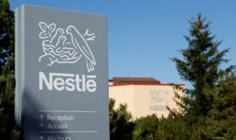 Leche fabricada por Nestlé bajo la lupa en Francia tras muerte de dos bebés
