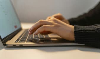 Juez declara inconstitucional el delito de 'ciberasedio' en Puebla; Artículo 19 gana amparo