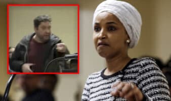 Hombre lanza líquido a la congresista demócrata Ilhan Omar durante un mitin en Minneapolis