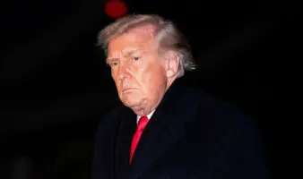Falla eléctrica en Air Force One obliga a Trump a cambiar de avión; llega a Davos
