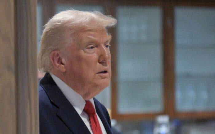 Trump impone arancel del 25% a países que compren bienes de Irán