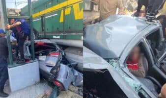 Tren destroza auto en CDMX; rescatan con vida a adulto mayor