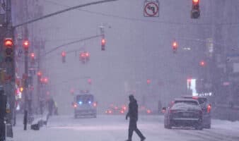 Casi la mitad de EE.UU. declara emergencia por temporal de nieve y hielo