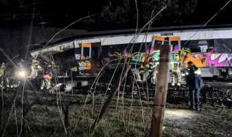 Un muerto y 37 heridos tras chocar un tren contra un muro que cayó a la vía cerca de Barcelona