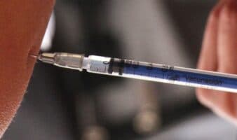 ¿Cuáles son los grupos prioritarios para vacunarse contra el sarampión y por qué los mayores de 50 años no lo son?