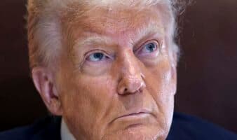 EE.UU. aplicará arancel global del 10%, pese al anuncio de Trump de subirlo al 15%