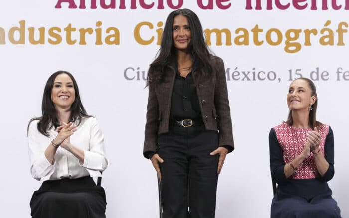 Sheinbaum anuncia incentivos para el cine mexicano; Salma Hayek agradece apoyo