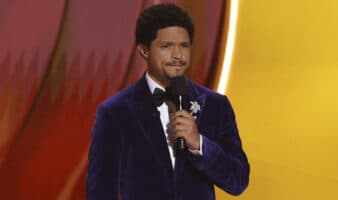 Trump amenaza con demandar al conductor de los Grammy por vincularlo con Epstein