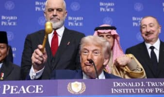 Video | Con 'YMCA' de fondo y mazo dorado, Trump finaliza la Junta de Paz