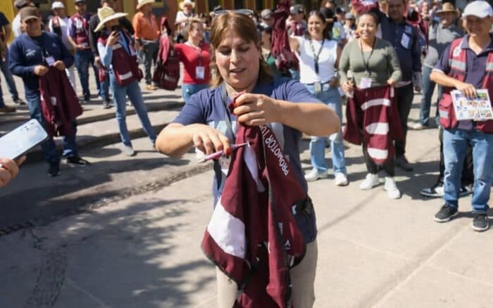 Video | Trabajadores de Tequila rompen chalecos guindas que alcalde detenido les 'obligaba' a usar